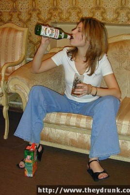 Телка забухала мартини