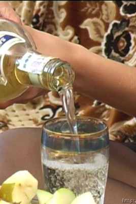 Напилась и показала свои тощие сиськи