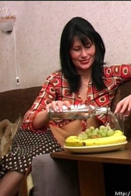 Пьяная сучка танцует от бутылки джина (8 фото)