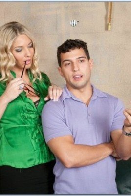 Зрелая женщина в зеленой блузке