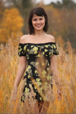 Для начала девка сняла платье