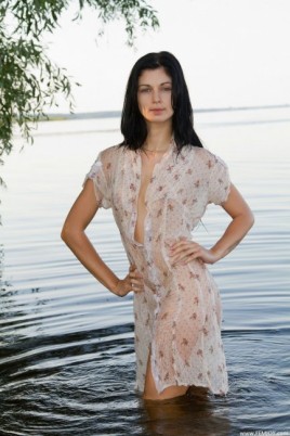 Девочка в платье на диком пляже