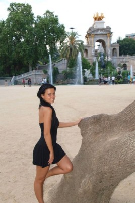 Очаровательная брюнетка обнажается