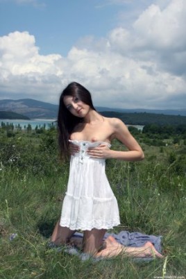 Голая американочка на природе