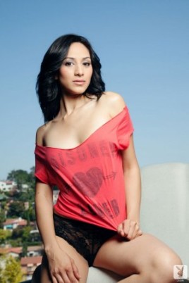 Грузиночка раздевается на балконе.