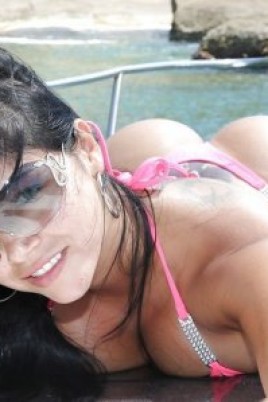 Красавица отдыхает на яхте в море голая