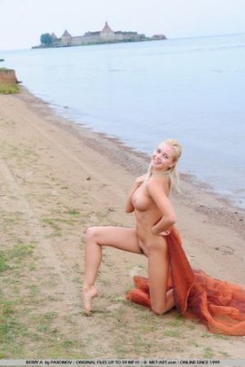 Красавица в пасмурный осенний день оголилась