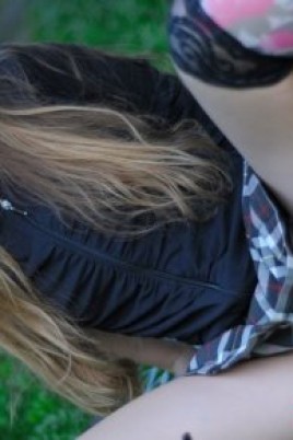 Полячка каталась на велике без трусиков