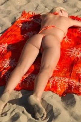 Сфотографировали девчонку, отдыхающую голой на пляже