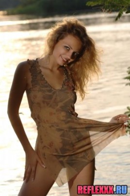 Широкая улыбка и обнаженное тело красотки