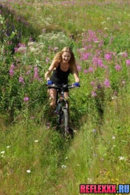 Спортсменка приехала отдыхать голая в травке