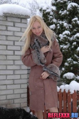 Шубка на голых сиськах блондинки