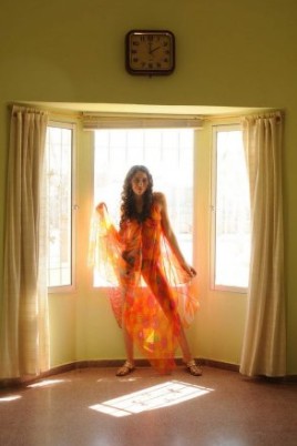 Развратная баба у окна