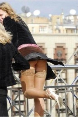 Девчата показывают свою промежность под юбкой