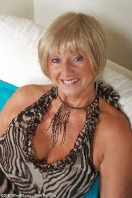 Белокурая старушка ласкает свою писю