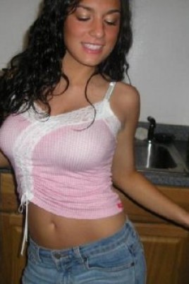 Пьяные вульгарные девахи развлекаются