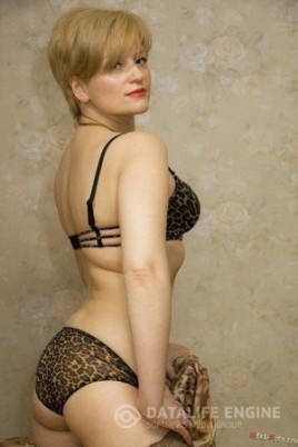 Обнаженная тетка показывает попку в инете