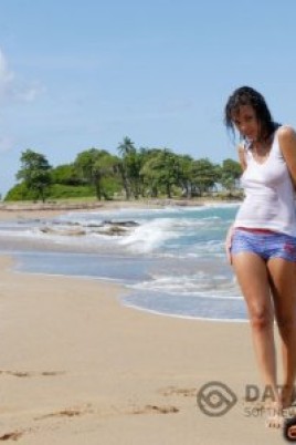 Островная эротика с девчонкой без лифчика