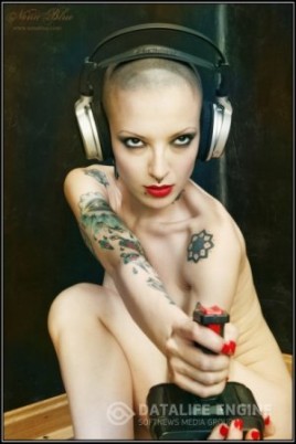 Обнаженная лысенькая нефорша в противогазе