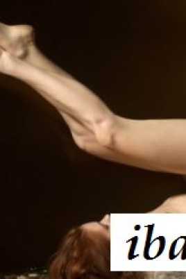 Голая спортсменка в акробатических упражнениях