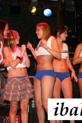 На эротическом развратном фестивале обнаженные сучки чудят