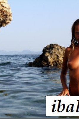 Раздетая морячка стояла в океане