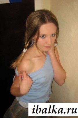 У входной двери показывала сиськи пареньку