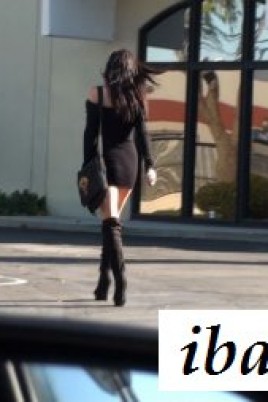 Девка с голой попой эротично наклонилась