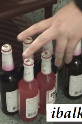 Пьяная шалава с откровенно показывает бедра