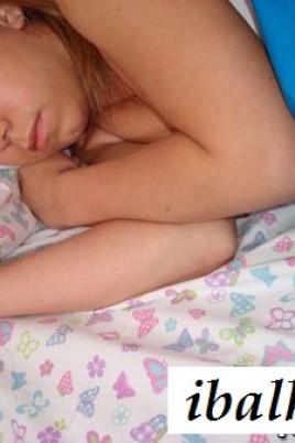 Брат рассматривает спящую раздетую сеструху