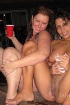 Голые пьяные тёлочки отдыхают