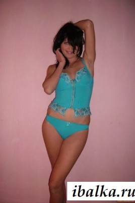 Молодая шалава обнажается дома