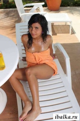 Раздетая мулатка загорает на шезлонге у бассейна (16 фото эротики)