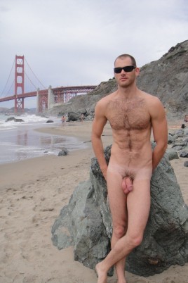 Голые русские парни на пляже (19 фото)