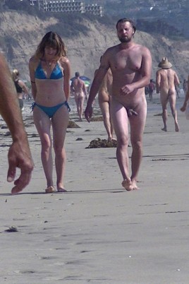 Голые парни на обычном пляже (25 фото)