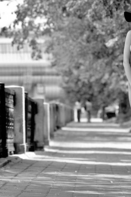 Красивые девушки на улице ню (69 фото)