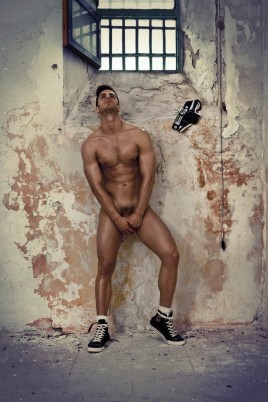 Голые парни на корточках (56 фото)