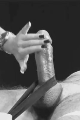 Девушка дрочит хуй парня сзади