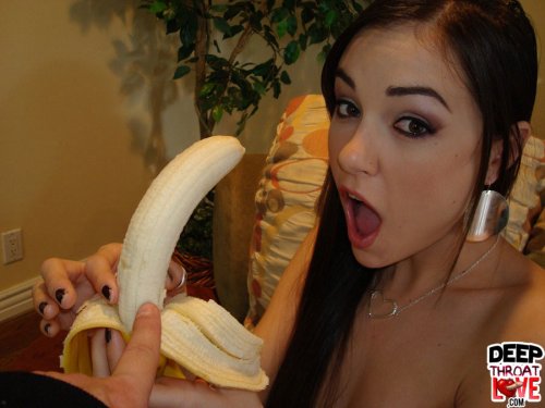 Девушка ищет разницу между писюном и бананом