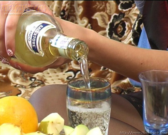 Напилась и показала свои тощие сиськи