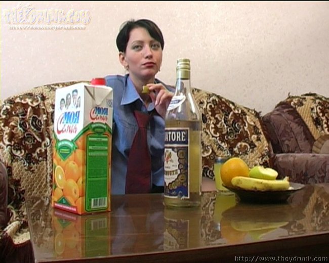 Напилась и показала свои тощие сиськи