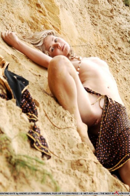 Красивое личико девочки с выраженным подбородком  Красивое личико девочки с выраженным подбородком