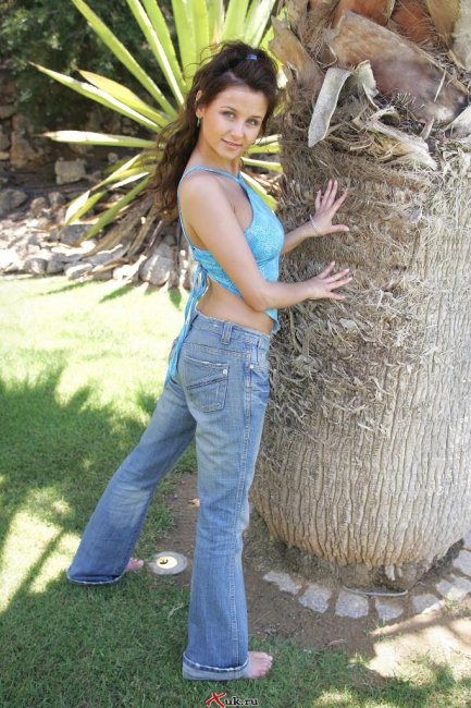 Телка гуляет в джинсах по острову