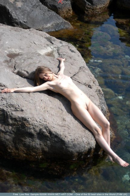 Телка первый раз разделась 