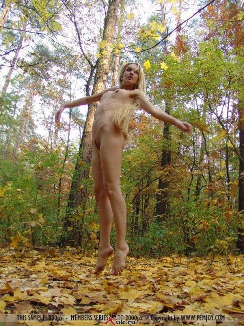 Только голая красавица скрасит осень