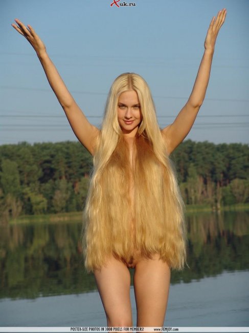  Блондинка разделась на побережье