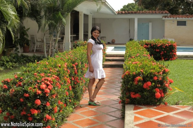 Мулатка в красивом сексуальном сарафане