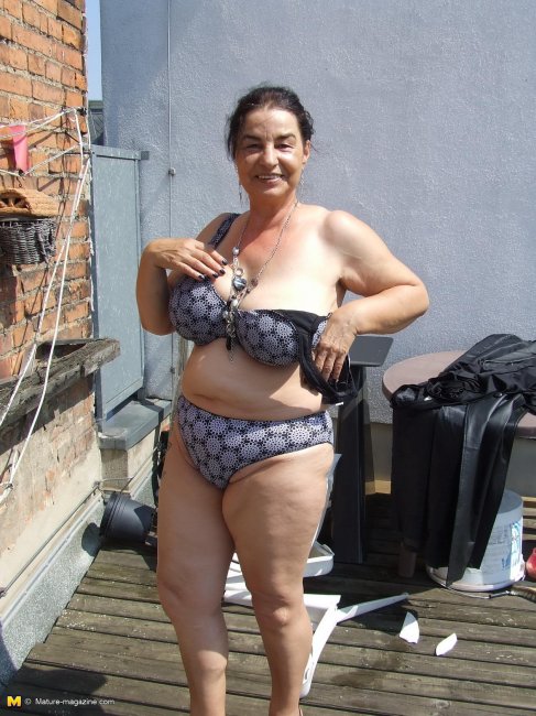 Бабулька раздевается на заднем дворе