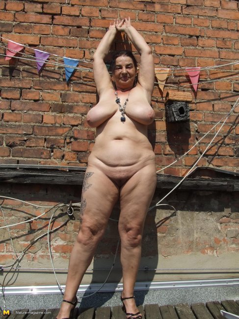 Бабулька раздевается на заднем дворе