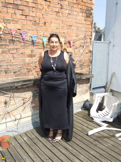 Бабулька раздевается на заднем дворе